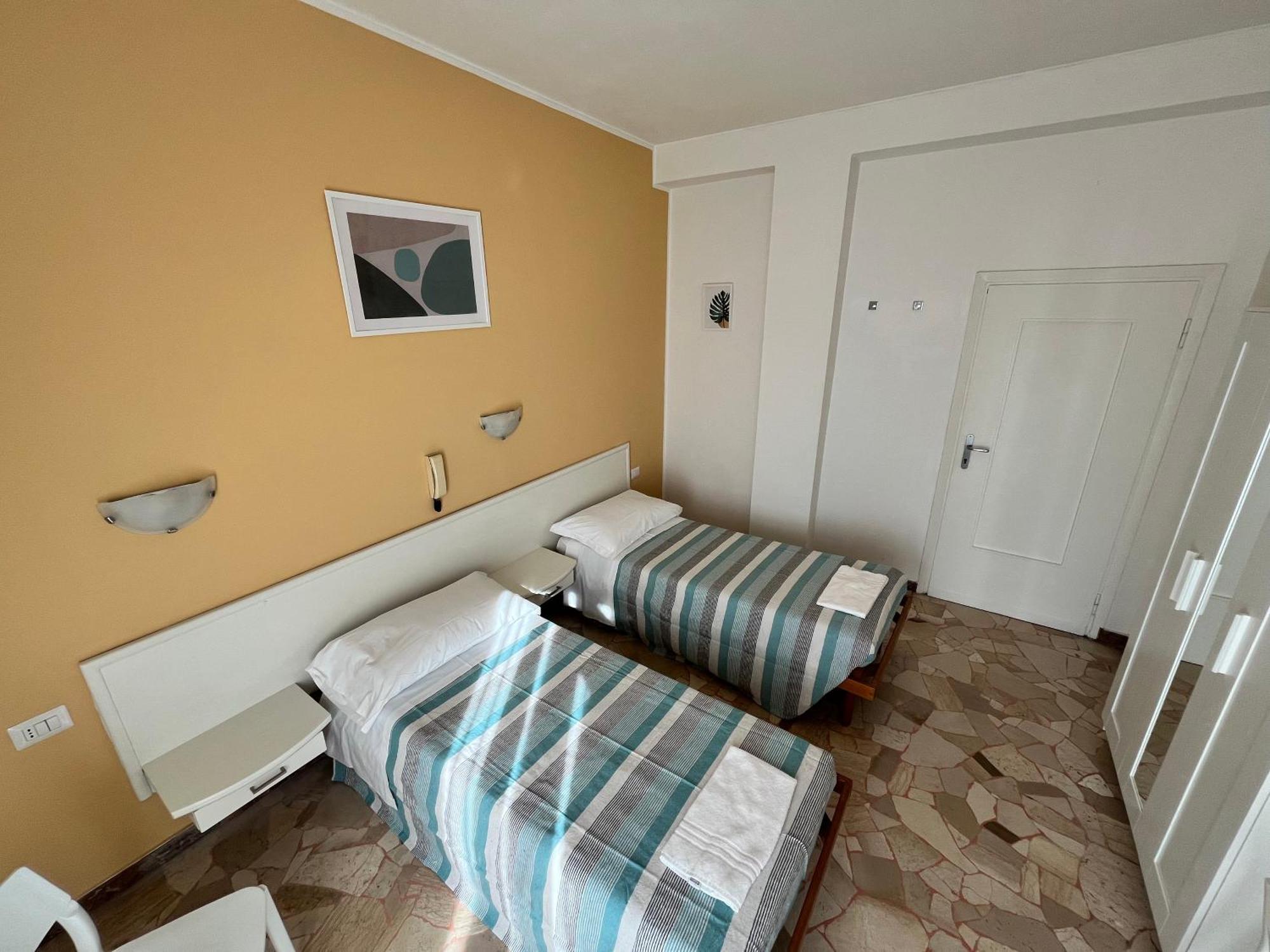 Hotel Parini Чезано-Босконе Экстерьер фото